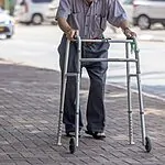 "תפתחו עיניים": היוזמה שמבקשת להציל את הקשישים הבודדים בישראל