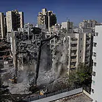 לאחר הפגיעה: החלה הריסת הבניין שנפגע מטיל איראני בבאר שבע