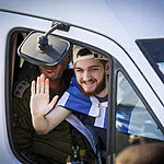 המחבלים שאלו את מי להוציא להורג – בר קופרשטיין נעמד