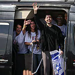 שורד השבי קיבל מנוי למכבי חיפה לכל החיים והתלוצץ: "זה היה שווה את זה"