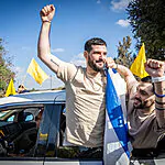 רגע של אמונה ותודה: שורדי השבי זיו וגלי הניחו תפילין לראשונה מאז הבר מצווה