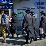 החיבוק שביטל את המחיצות: החייל והבחורים החרדים בעצרת המיליון | צפו