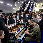 החייל מנגן ומסביבו אלפי חרדים: התמונה ששברה את הרשת