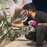 צייר אחד נגד העולם: דודי מוחק אנטישמיות עם צבע