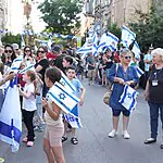 בלונים, דגלים ושלטים: כך קיבלו תושבי העיר את איתן הורן