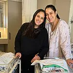 במקום אחד, יומיים הבדל: סיפור הלידה הכפול
