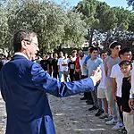 במסיק הזיתים השנתי: הנשיא הרצוג חשף את ההרגל הקבוע שלו