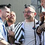 לצד אביו והמוני מתפללים: שורד השבי בר קופרשטיין הניח תפילין למען החטופים