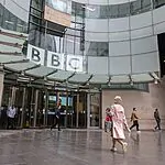 דרמה בבריטניה: מנכ"ל ה-BBC מתפטר בגלל טראמפ – והקשר לישראל