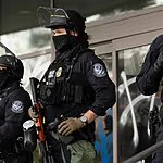ארה"ב עצרה את הפרשן הבריטי שתמך בטבח 7 באוקטובר