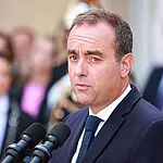 מבוכה למקרון: ראש ממשלת צרפת נטש אותו אחרי 27 ימים בלבד