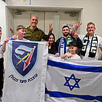 צפו: רגעי המפגש המרגשים של השבים עם בני משפחותיהם בבית החולים