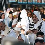לאחר אישור ההסכם: המונים בתפילה בכיכר החטופים | צפו