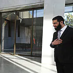 עם עניבה וחולצה מכופתרת: נשיא סוריה משחק כדורסל עם הגנרל האמריקני
