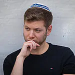 צפו: כ"ץ סייע ליאיר נתניהו להניח תפילין