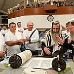 שבעת הלוחמים הכניסו ספר תורה לזכר שלושת מפקדיהם