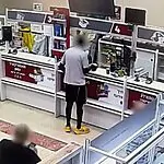 השתולל בבנק, שדד מוצרי חשמל, תקף פקיד דואר עם קומקום – ונעצר