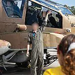 תלמידים מהגליל ביקרו בבסיס חיל האוויר ושוחחו עם הטייסים ששמרו על ביתם
