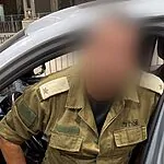 כשהוא עם דרגות רב סרן – וכפכפים: נעצר מבריח שב"חים | צפו