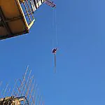 לאחר שעות באוויר: חולץ נער שנלכד על עגורן בירושלים