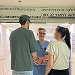 שני עשורים אחרי: הרופא שהציל את האם – ניתח את בנה בהצלחה