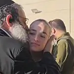 בגבעת התחמושת: הרב מחסידות בעלזא חיבק את בתו שהתגייסה