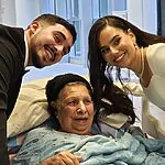 עם חליפה ושמלת כלה: בני הזוג הגיעו לבקר את סבתו המאושפזת של החתן