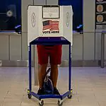 לאחר שיא בהצבעה המוקדמת: הקלפיות נפתחו – ניו יורק תצביע על עתידה