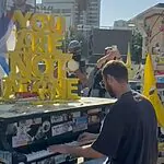 מנגן בפסנתר שהוצב לכבודו: שורד השבי הגיע לראשונה לכיכר החטופים