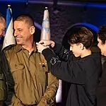 רגע מרגש בטקס הדרגות: המחווה של האב לבנו שנפל ב-7 באוקטובר