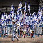 בכיכר החטופים מתכוננים לקבלת השבת למען החזרת החלל האחרון