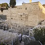 ברקע הדיונים בכנסת: הזווית של האקדמיה העברית ללשון על הכותל
