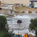 הרכב שקע בנחל – כוחות הכיבוי הצליחו לחלץ את הלכודים | צפו