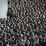 הצלם שהגיע להדלקת נרות חנוכה בחסידות גור – והצליח לשבור את הרשת