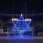 בעזרת חנוכיה חשמלית: פצוע מהפיגוע באוסטרליה הדליק נר שביעי בבית החולים