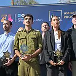 עידן אלכסנדר הגיע על מדי צה"ל, אמילי דמארי אמרה: "תודה לאלוהים"