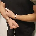המאבק בפרוטקשן: עשרות חשודים בפשיטות על משפחות פשע והקשר ליו"ש