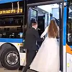 מהאוטובוס לחופה: הזוג שהפך את קו 67 לרכב החתונה שלהם
