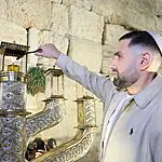 “גם בתוך החושך הרגשתי את האור”: שגב כלפון הדליק נר ראשון בכותל