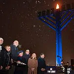 באמצע המלחמה: צפו בחנוכייה הגדולה באירופה
