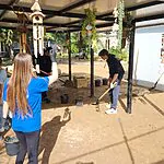 הבוץ מילא את הבית – ואז הגיעו בני נוער ושינו הכול
