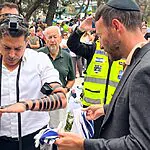 שר התפוצות הניח תפילין בסידני: צפו בתיעוד ממקום הפיגוע