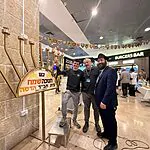 אחרי שנפצע בפיגוע: חנניה הדליק נר של חנוכה עם הפרופסור שהציל את חייו