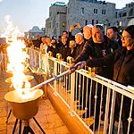 נר רביעי הודלק ברחבת הכותל בהשתתפות משפחת גואילי: "רני יצא להלחם ראשון ונשאר אחרון"
