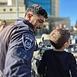 תיעוד מחמם לב: השוטרים ולוחמי האש הגיעו לשמח את הילדים לכבוד החג