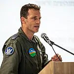כתב שיר מרגש לכבוד המנקה: הסיפור הלא רגיל של מפקד חיל האוויר הבא