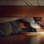 הפורץ הסדרתי התחבא מתחת למיטה – לאחר שנתפס נעצר ונכלא