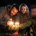בלב הרצועה: אחותה של שירי ביבס הדליקה נרות בחנוכייה השרופה