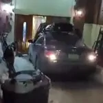 נהג רכב ניגח את הכניסה למרכז חב"ד העולמי: האירוע הסתיים ללא נפגעים
