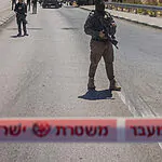 שוטרים ירו לעבר רכב שהאיץ לעברם בין עפרה לשילה – הנהג התנגש בבטונדה